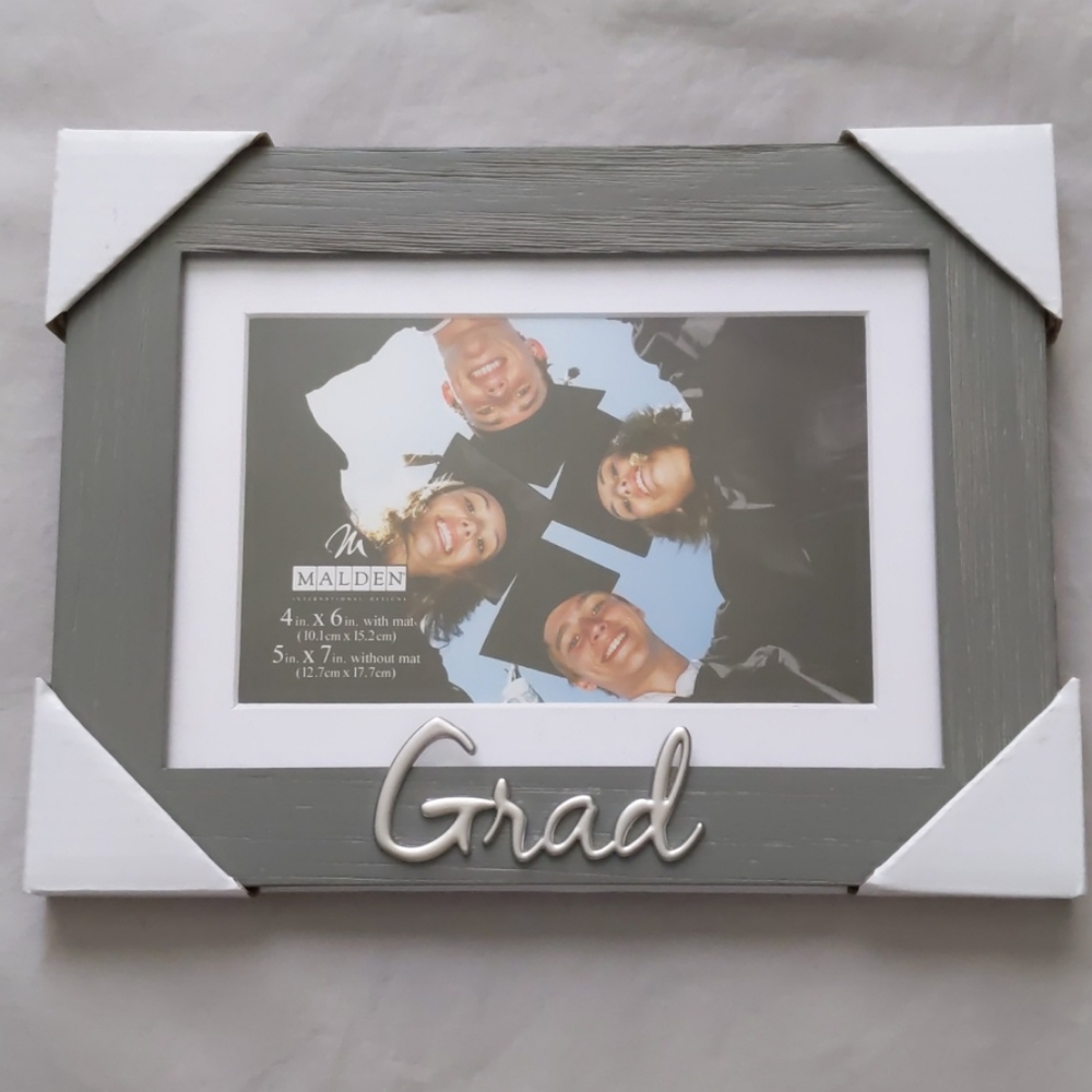 Malden Distressed Wood Grad Frame